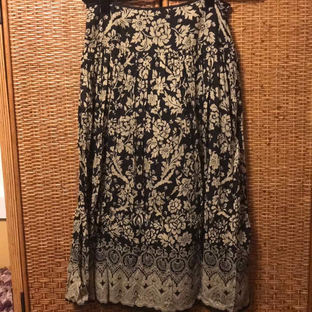 Jones NY black/taupe floral skirt NWOT size M